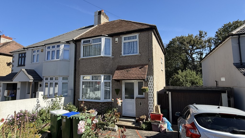 Lot: 97 - SEMI-DETACHED HOUSE LET ON A STATUTORY TENANCY - External image of house from street level